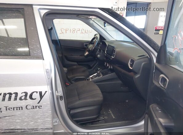 KMHRC8A32NU158552 2022 HYUNDAI VENUE Silver Vista interior delantera