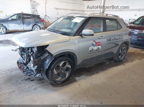 KMHRC8A32NU158552 2022 HYUNDAI VENUE Silver Vista tres cuartos delantera izquierda