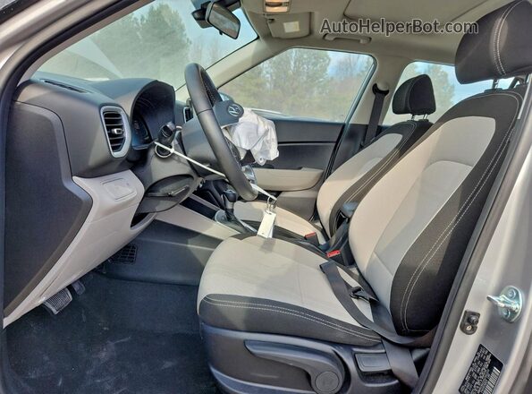 KMHRC8A32SU392203 2025 HYUNDAI VENUE Silver Вид салону спереду