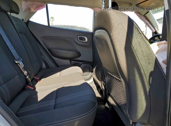 KMHRC8A33SU367911 2025 HYUNDAI VENUE Silver Widok wnętrza z tyłu