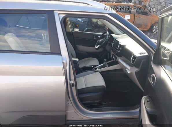 KMHRC8A34RU329565 2024 HYUNDAI VENUE Silver Front interior view