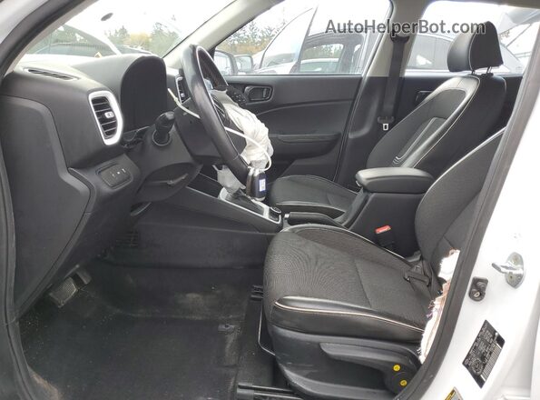 KMHRC8A35NU204858 2022 HYUNDAI VENUE Белый Вид салона спереди