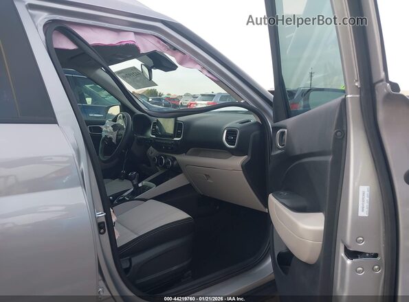 KMHRC8A35TU438494 2026 HYUNDAI VENUE Серебряный Вид салона спереди