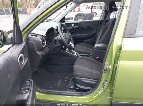 KMHRC8A3XMU098227 2021 HYUNDAI VENUE Green Front interior view