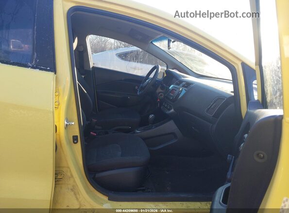 KNADM4A33G6676887 2016 KIA RIO Желтый Вид салона спереди