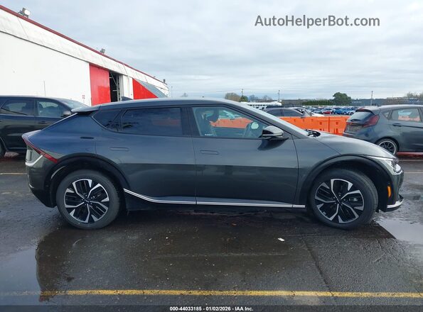 KNDC3DLC5R5190167 2024 KIA EV6 Gray Vista interior trasera