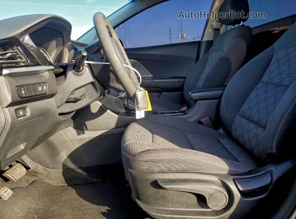 KNDCB3LC6N5539697 2022 KIA NIRO Черный Вид салона спереди