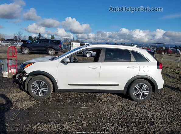 KNDCE3LC1N5529974 2022 KIA NIRO White 