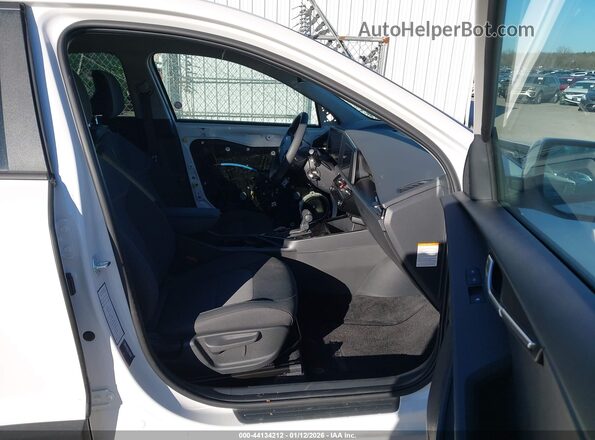 KNDCP3LE8S5304619 2025 KIA NIRO White Front interior view