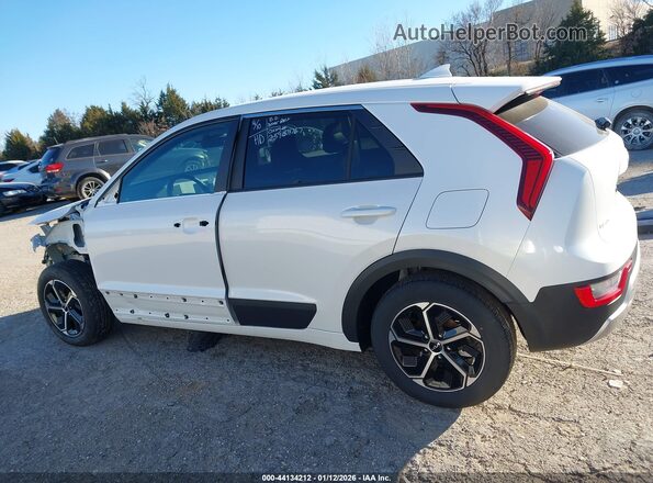 KNDCP3LE8S5304619 2025 KIA NIRO White 