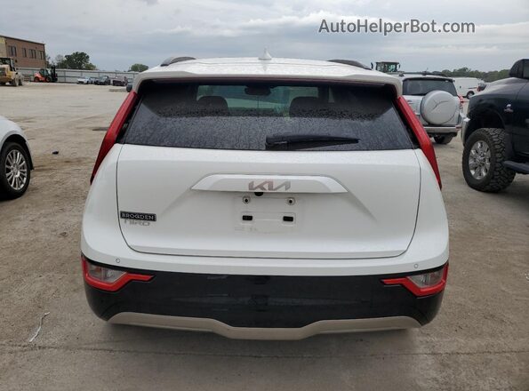 KNDCR3L13P5038067 2023 KIA NIRO White 