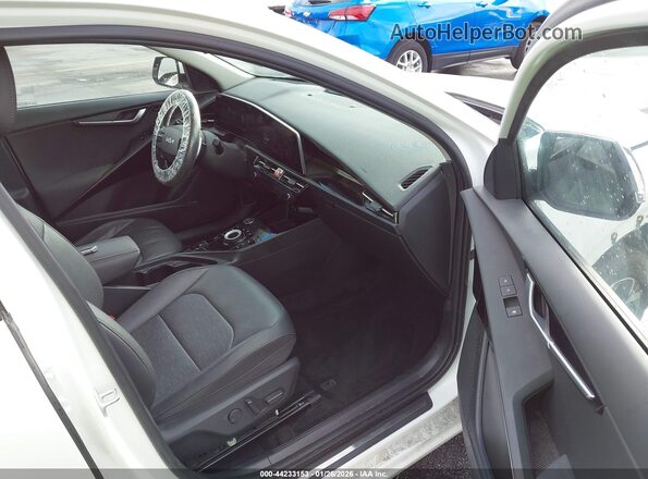 KNDCT3L14P5012997 2023 KIA NIRO EV White Вид салону спереду