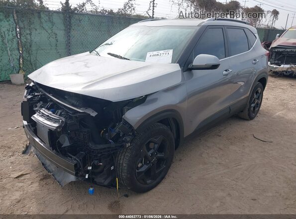 KNDER2AA2T7828660 2026 KIA SELTOS Gray წინა მარცხენა ხედი სამი მეოთხედიდან