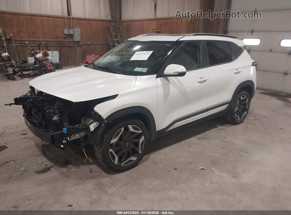 KNDETCA70R7558199 2024 KIA SELTOS White Առջևի ձախ երեք քառորդ տեսարան