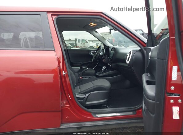 KNDJ23AU1M7742843 2021 KIA SOUL Red Widok wnętrza z przodu