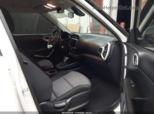 KNDJ23AU8P7873904 2023 KIA SOUL White Widok wnętrza z przodu