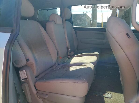 KNDMB5C10G6177894 2016 KIA SEDONA Серебряный Вид задней части салона