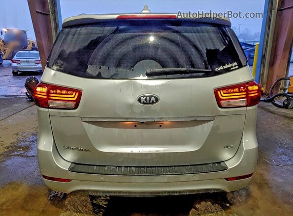 KNDMC5C11J6387828 2018 KIA SEDONA Silver უკანა ხედი