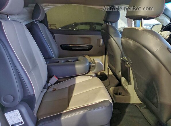 KNDMC5C11J6387828 2018 KIA SEDONA Silver უკანა სალონის ხედი