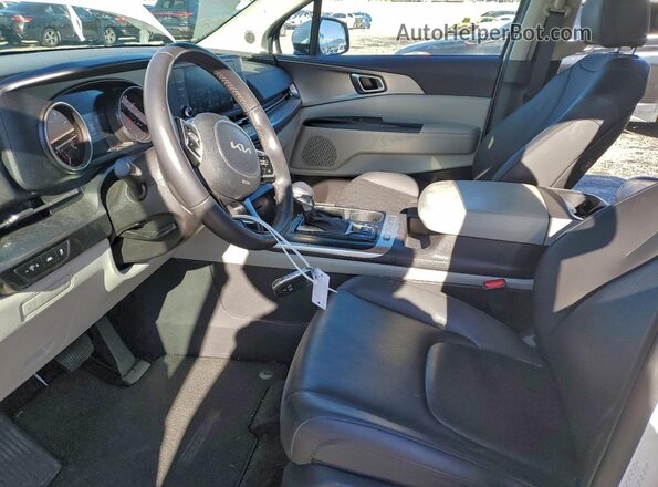 KNDNB4H30R6433320 2024 KIA CARNIVAL White Widok wnętrza z przodu