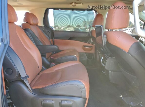 KNDNE5H30N6189286 2022 KIA CARNIVAL Silver Rear interior view