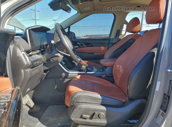 KNDNE5H30N6189286 2022 KIA CARNIVAL Silver Front interior view