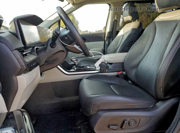 KNDNE5H37P6291929 2023 KIA CARNIVAL Charcoal წინა სალონის ხედი