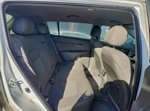 KNDPBCAC3G7864335 2016 KIA SPORTAGE White Rear seats view