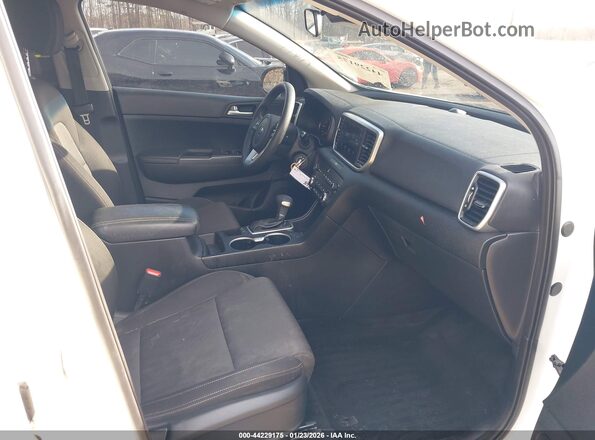 KNDPMCAC8M7892945 2021 KIA SPORTAGE Белый Вид салона спереди