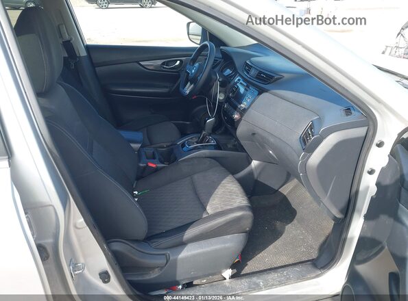 KNMAT2MT0HP513585 2017 NISSAN ROGUE Серебряный Вид салона спереди