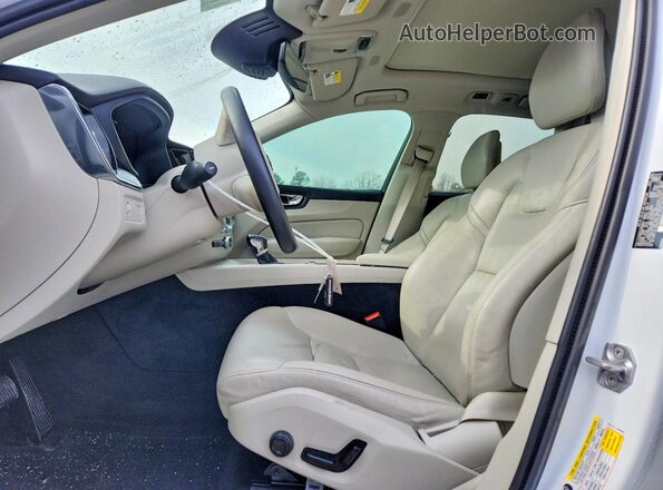 LYV102RK6JB069834 2018 VOLVO XC60 White 