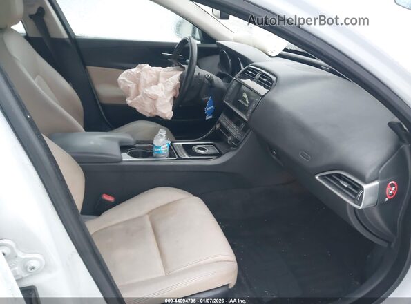 SAJAJ4BN4HA952296 2017 JAGUAR XF Белый Вид салона спереди