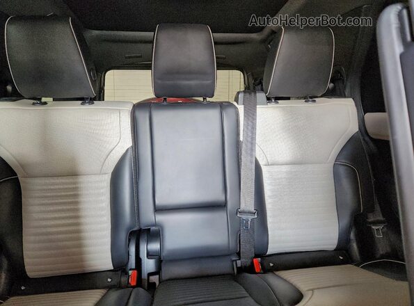 SALRM4RU8M2449518 2021 LAND ROVER DISCOVERY Silver Widok tylnych siedzeń