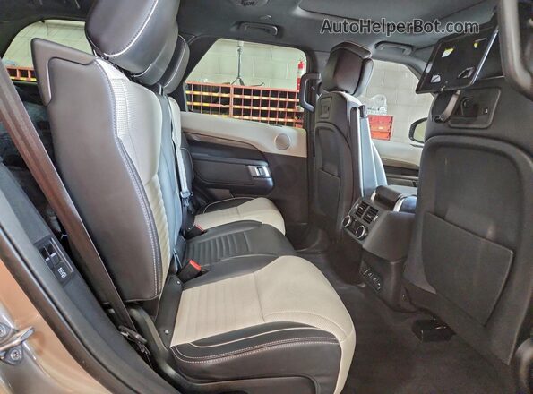 SALRM4RU8M2449518 2021 LAND ROVER DISCOVERY Silver Widok wnętrza z tyłu