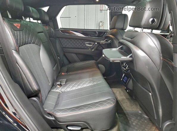 SJAAC2ZV6HC015703 2017 BENTLEY BENTAYGA Черный Вид задней части салона