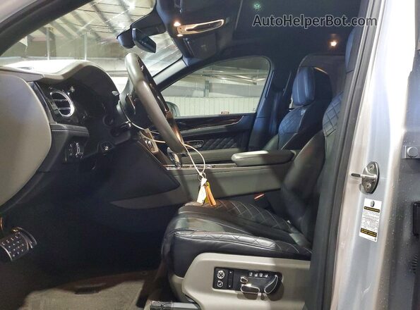 SJAAC2ZV6JC017487 2018 BENTLEY BENTAYGA Silver წინა სალონის ხედი