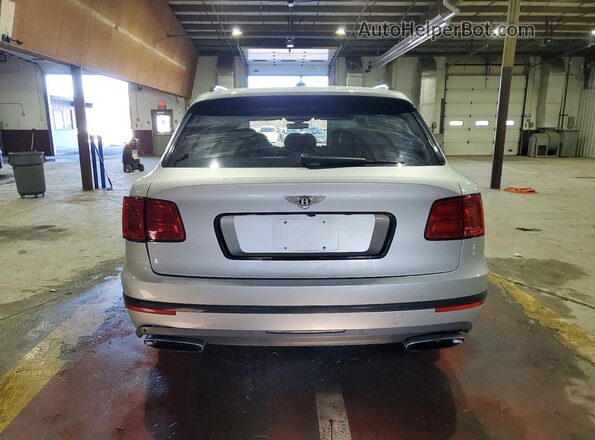 SJAAC2ZV6JC017487 2018 BENTLEY BENTAYGA Silver უკანა ხედი