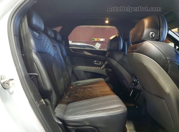 SJAAC2ZV6JC017487 2018 BENTLEY BENTAYGA Silver უკანა სალონის ხედი