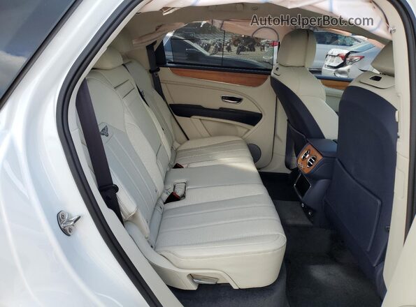 SJAAT2ZV4PC023927 2023 BENTLEY BENTAYGA White Widok wnętrza z tyłu