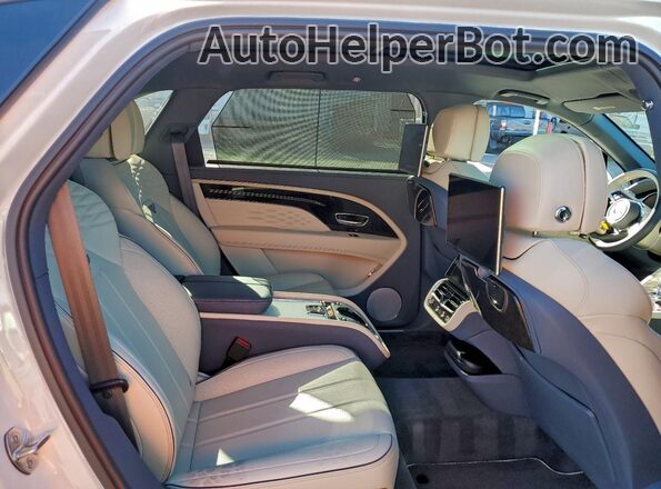 SJAHT2ZV7PC019773 2023 BENTLEY BENTAYGA White Widok wnętrza z tyłu