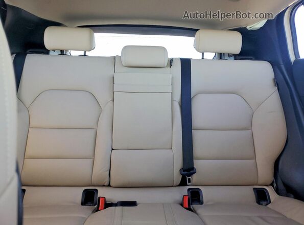SJKCH5CP4HA015583 2017 INFINITI QX30 White Հետևի նստատեղերի տեսք
