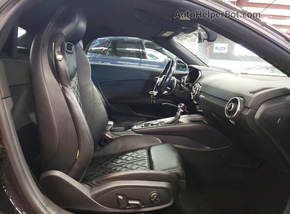 TRUT5CFVXH1006578 2017 AUDI TT Black Widok tylnych siedzeń