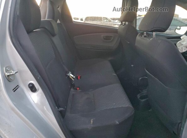 VNKKTUD30GA065907 2016 TOYOTA YARIS Серебряный Вид задних сидений