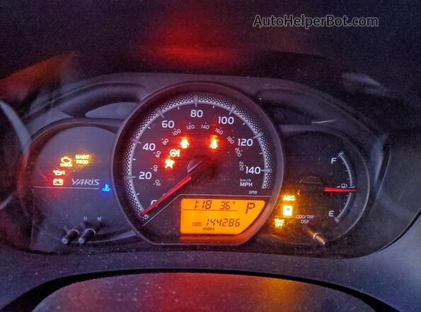 VNKKTUD30GA065907 2016 TOYOTA YARIS Серебряный Вид щитка приборов