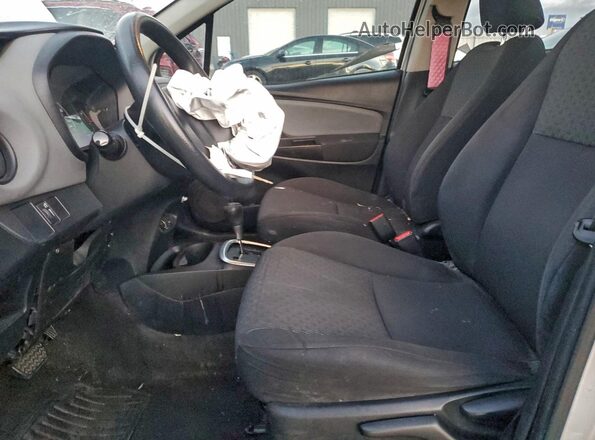 VNKKTUD30GA065907 2016 TOYOTA YARIS Серебряный Вид салона спереди
