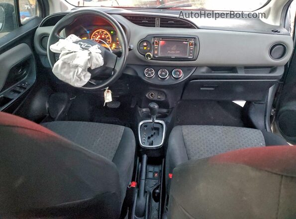 VNKKTUD30GA065907 2016 TOYOTA YARIS Серебряный Вид панели приборов