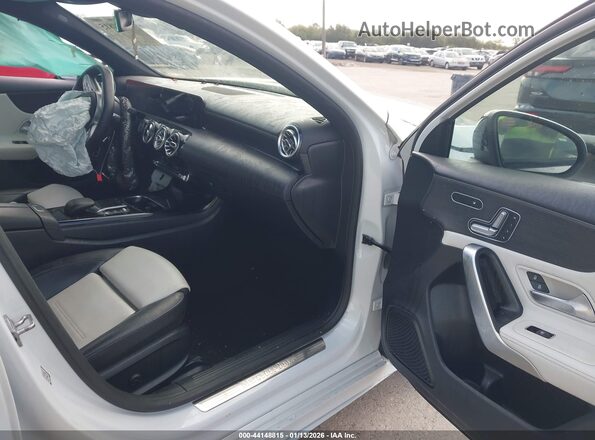 W1K3G4EB2MJ286059 2021 MERCEDES-BENZ A 220 Белый Вид салона спереди