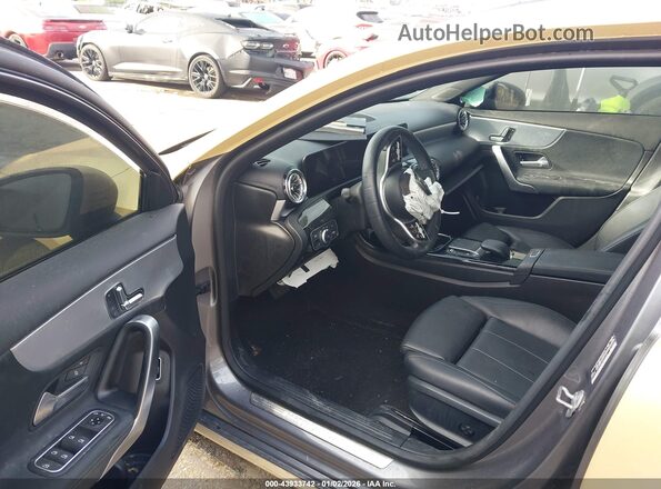 W1K3G4EB3NJ352362 2022 MERCEDES-BENZ A 220 Gold Front interior view