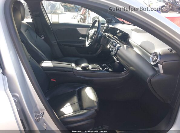 W1K3G4EB4MJ316162 2021 MERCEDES-BENZ A 220 Silver Widok wnętrza z przodu