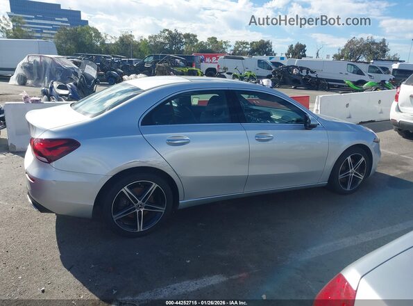 W1K3G4EB4MJ316162 2021 MERCEDES-BENZ A 220 Silver Widok wnętrza z tyłu